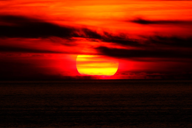 Elegant placemat sunset over ocean design - TenStickers