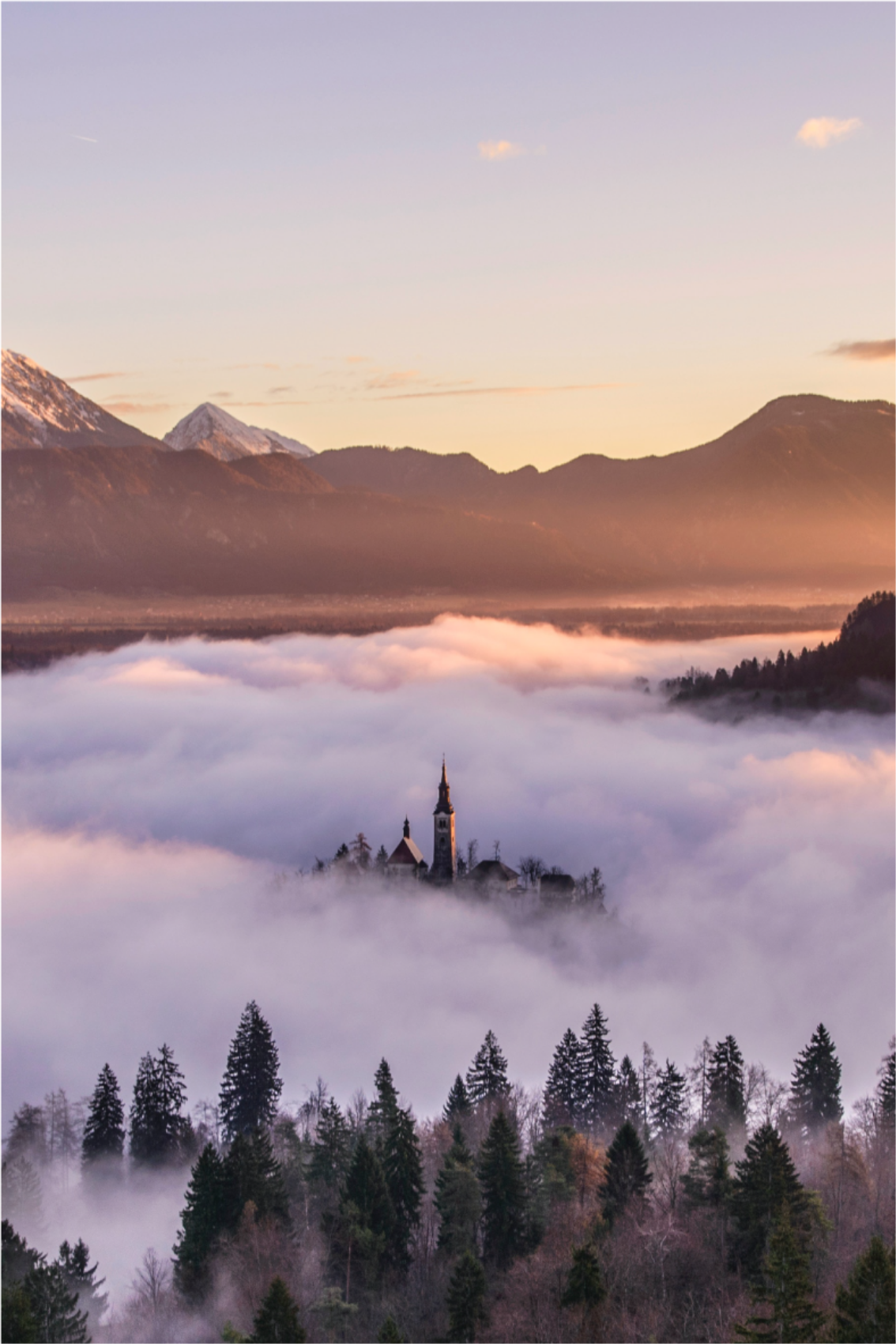 Landscape poster enchanting mountain castle - TenStickers